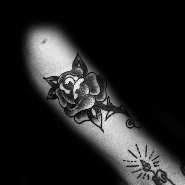 petits tatouages minimalistes à la rose simple