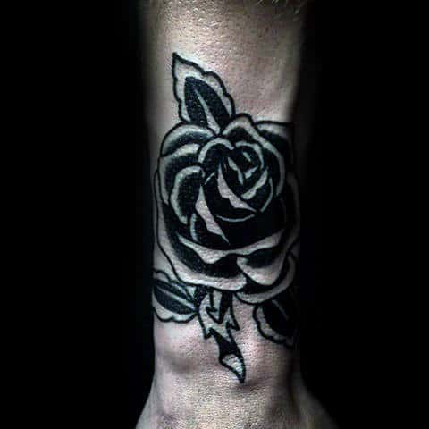 Tatouages de roses simples au poignet