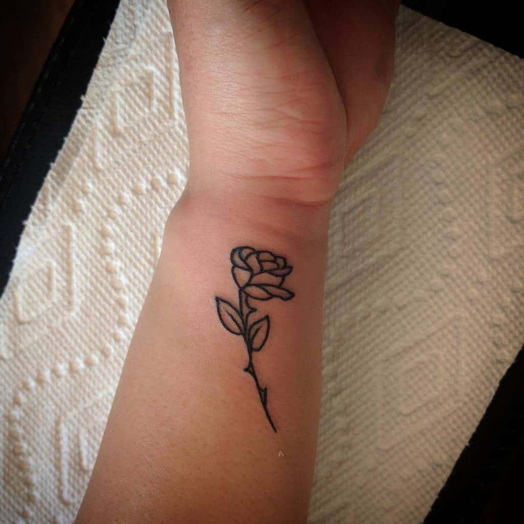 poignet simple rose tatouages tabuatattoo