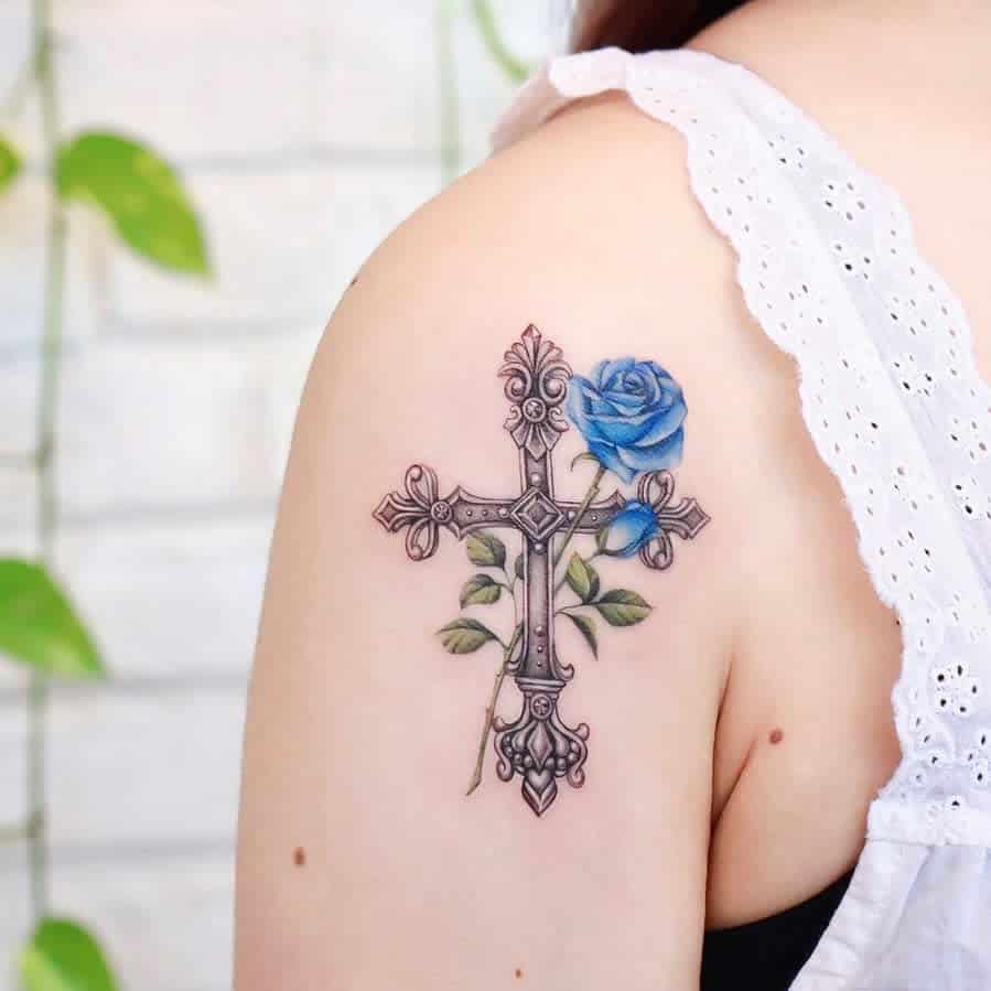 Tatouages de roses bleues sur les épaules 2 xiso_ink