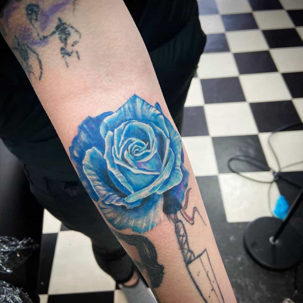 avant-bras bleu rose tatouages drquinlin