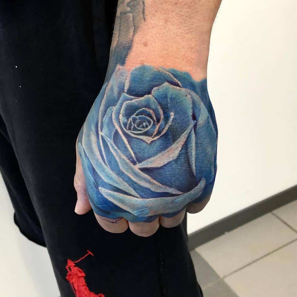 main bleu rose tatouages karolczajkowski