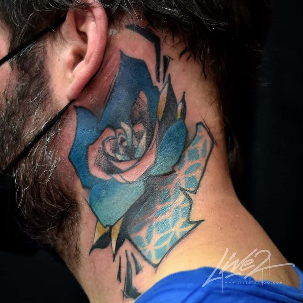 Tatouages de roses bleues dans le cou