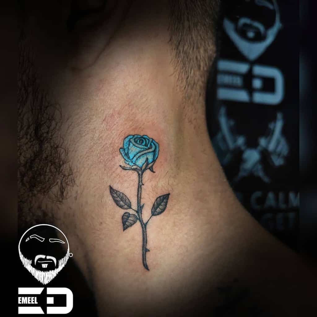 Tatouages de roses bleues dans le cou emeelaldrawe