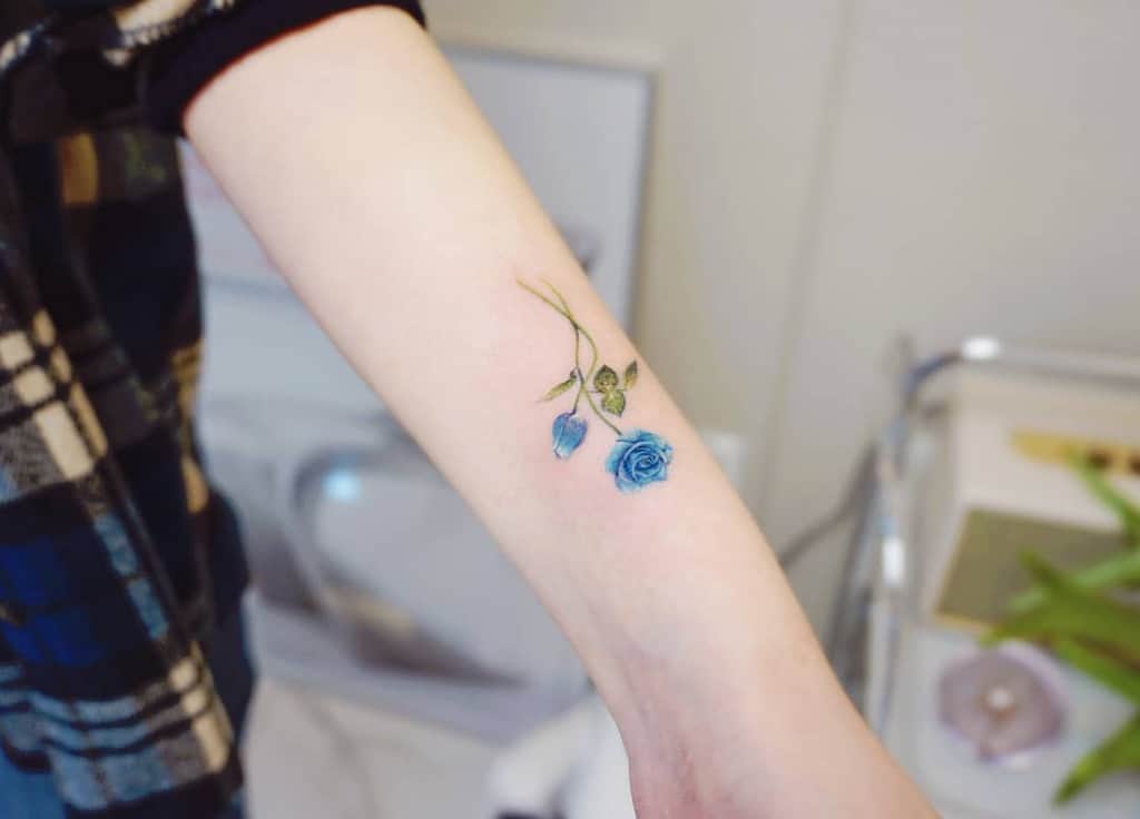 petits tatouages minimalistes en rose bleue 2 mj_tattooer