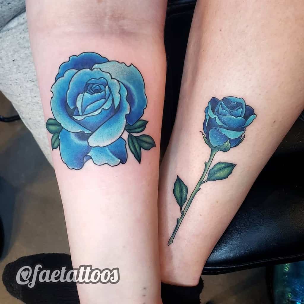 des faetattoos réalistes de tatouages de roses bleues