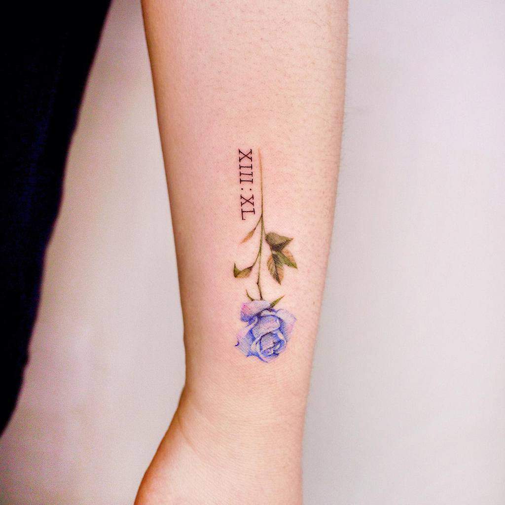 petits tatouages minimalistes à la rose bleue mint_tattooist