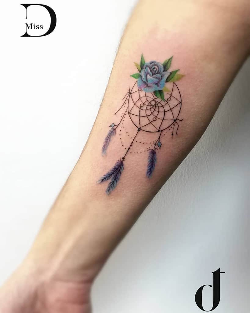 petits tatouages minimalistes à la rose bleue miss_d_tattoo