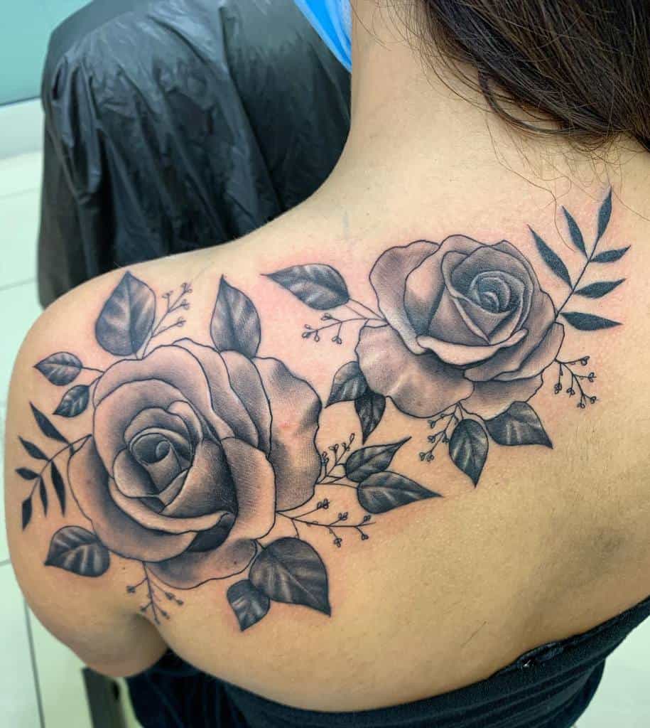 tatouages de vigne rose au dos marcomartini_tattoo
