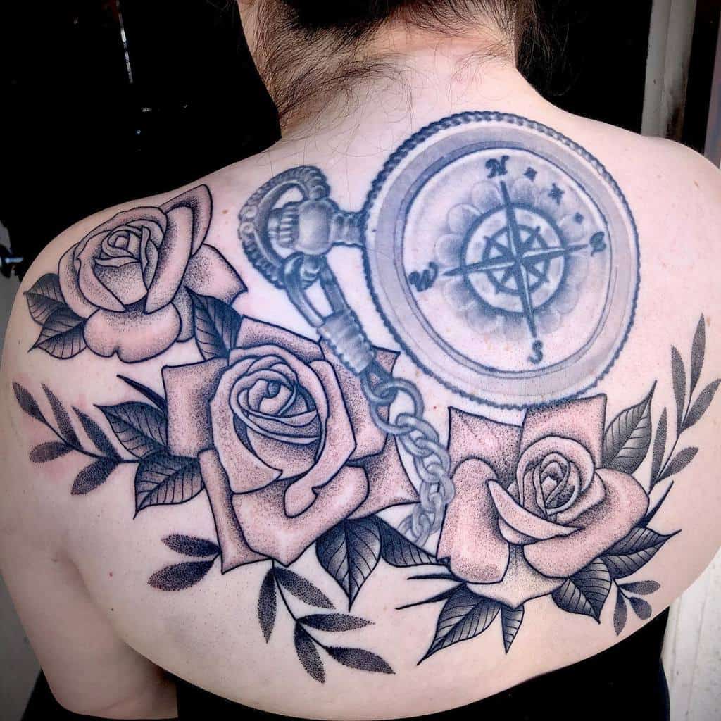 tatouages de vigne rose au dos ashleymarie_tattoos