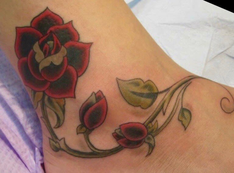 tatouages de cheville rose vigne amandalocketattoos