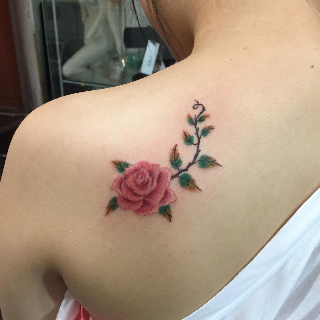 tatouages de vigne rose au dos inkpusherla
