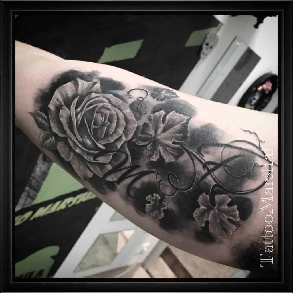 Tatouages de vigne rose blackwork zole_tattoo