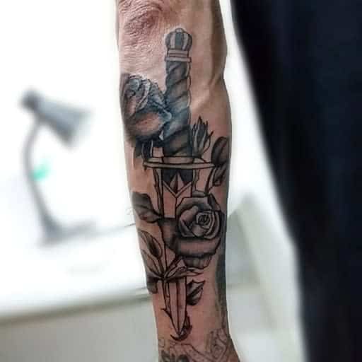 tatouages de vigne rose sur l'avant-bras cannk__