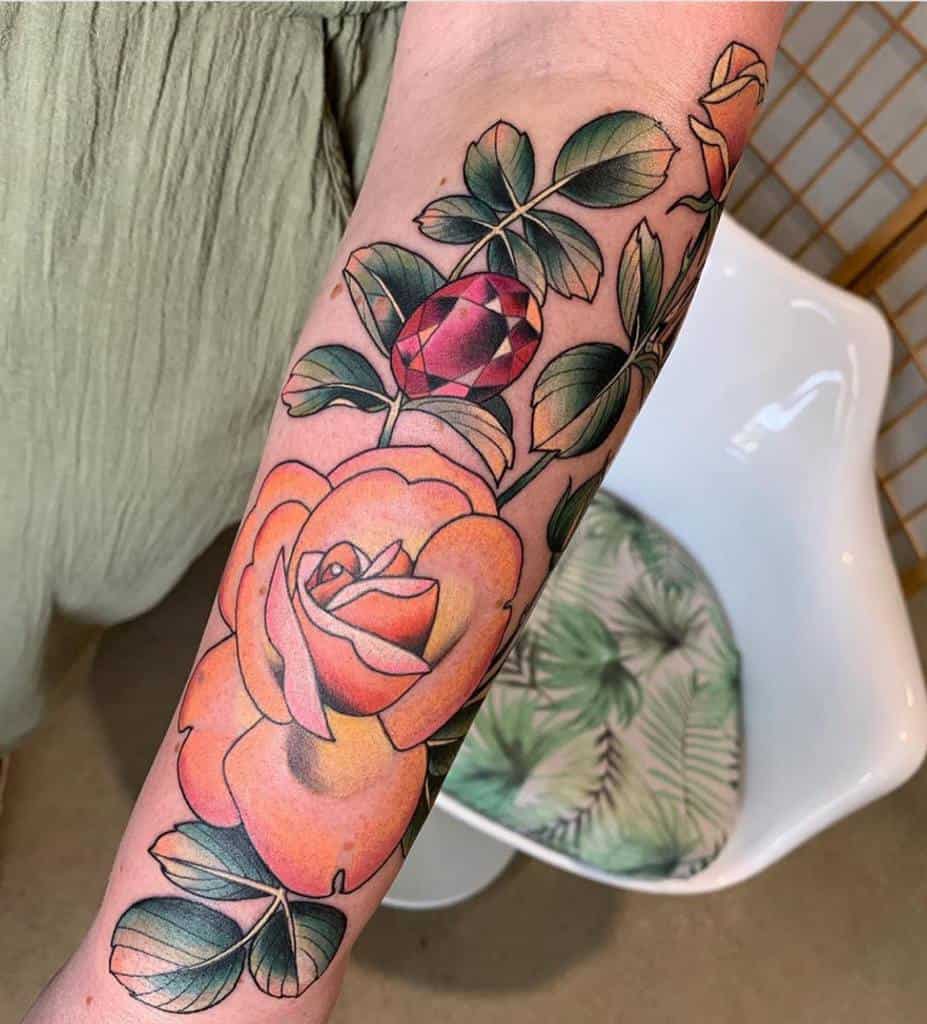 tatouages de vigne rose sur l'avant-bras brittanykilsby