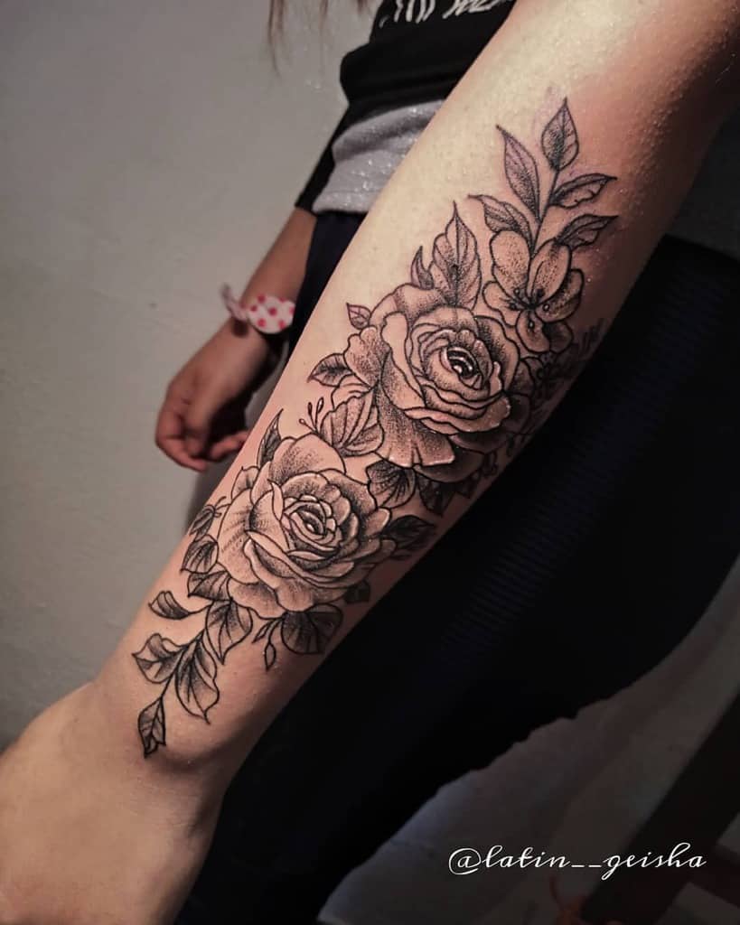 avant-bras rose vigne tatouages latin__geisha
