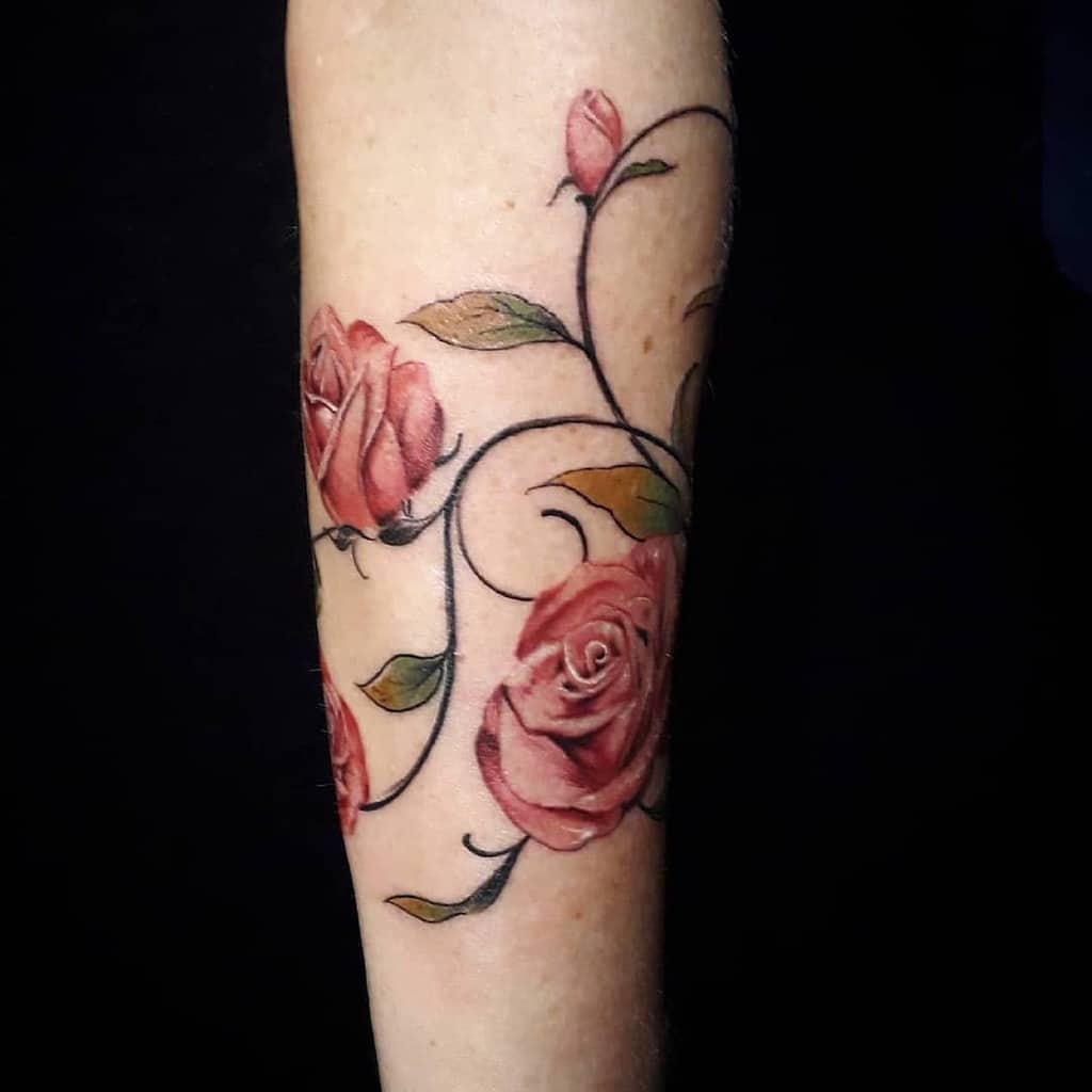 avant-bras rose vigne tatouages tintenkunst