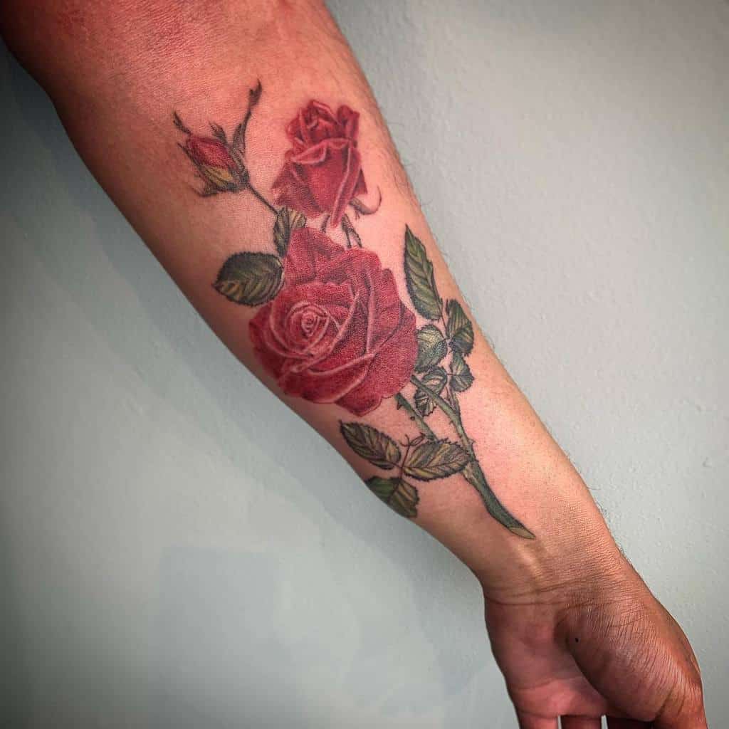 tatouages de vigne rose sur l'avant-bras jaintheartist