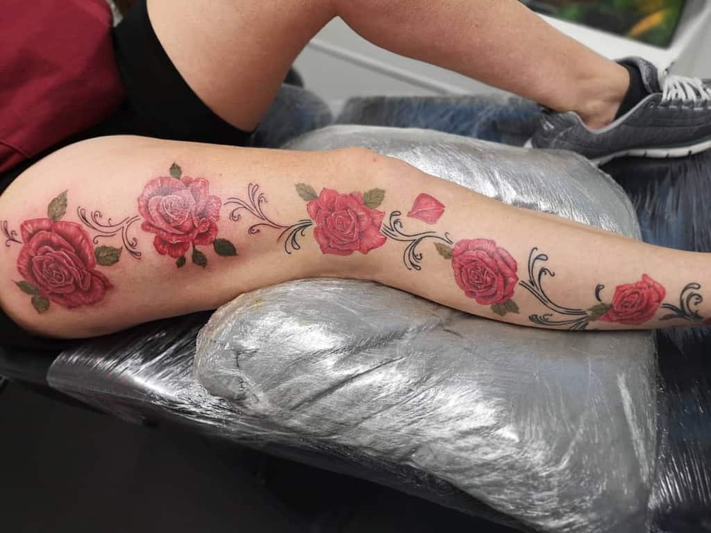 tatouages de vigne rose sur la jambe prettypoisontattoo