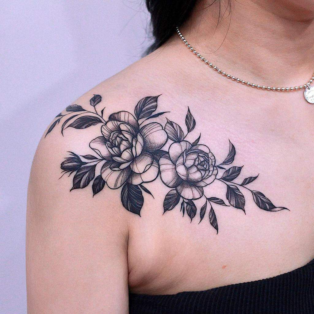 tatouages de vigne à l'épaule rose lovebeyou_tattooer