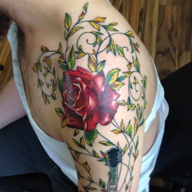 tatouages de vigne en rose d'épaule ladyloscustomtattoos