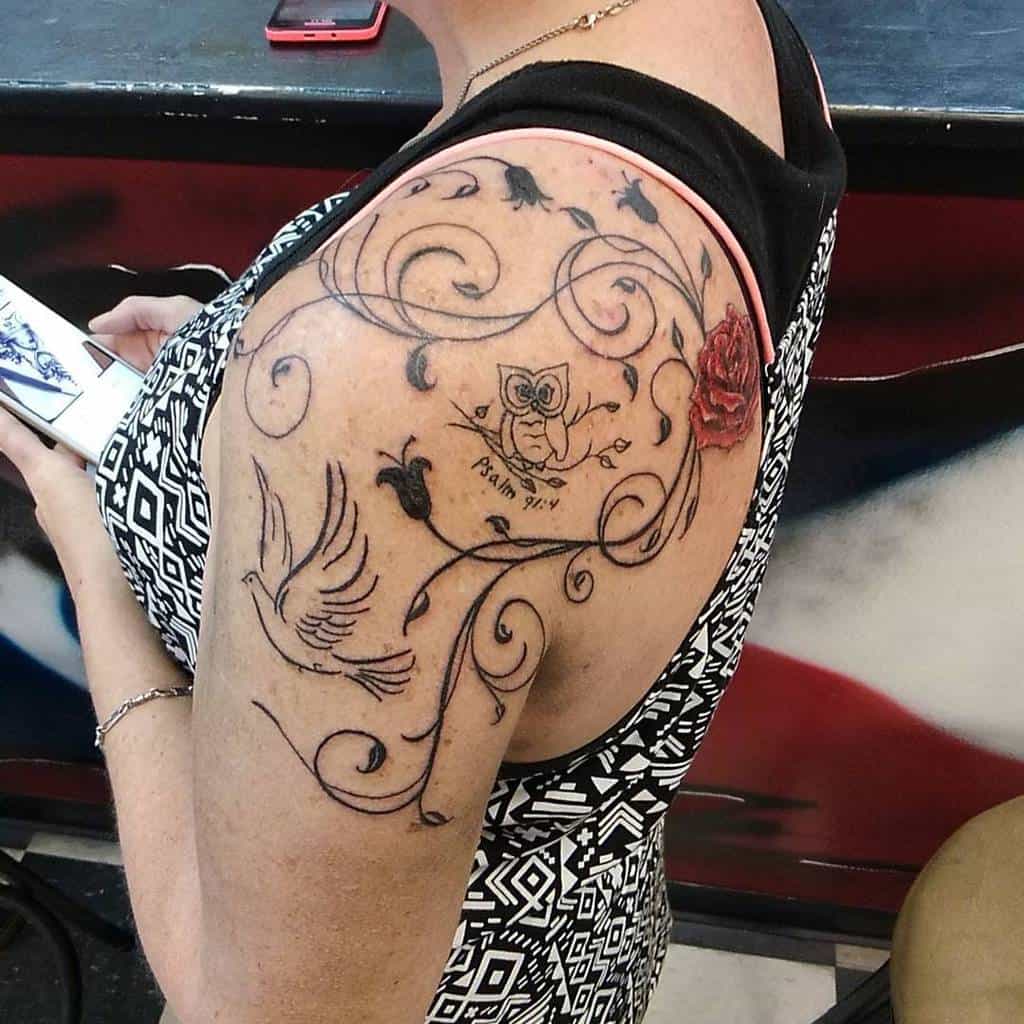 tatouages de vigne à l'épaule rose tattooingtuna