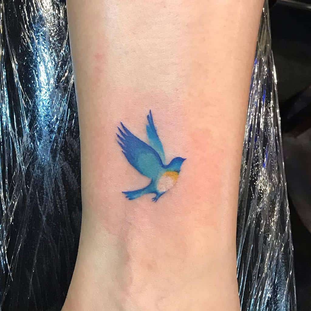 Tatouages de petits oiseaux à la cheville Artemis Tattoostudio
