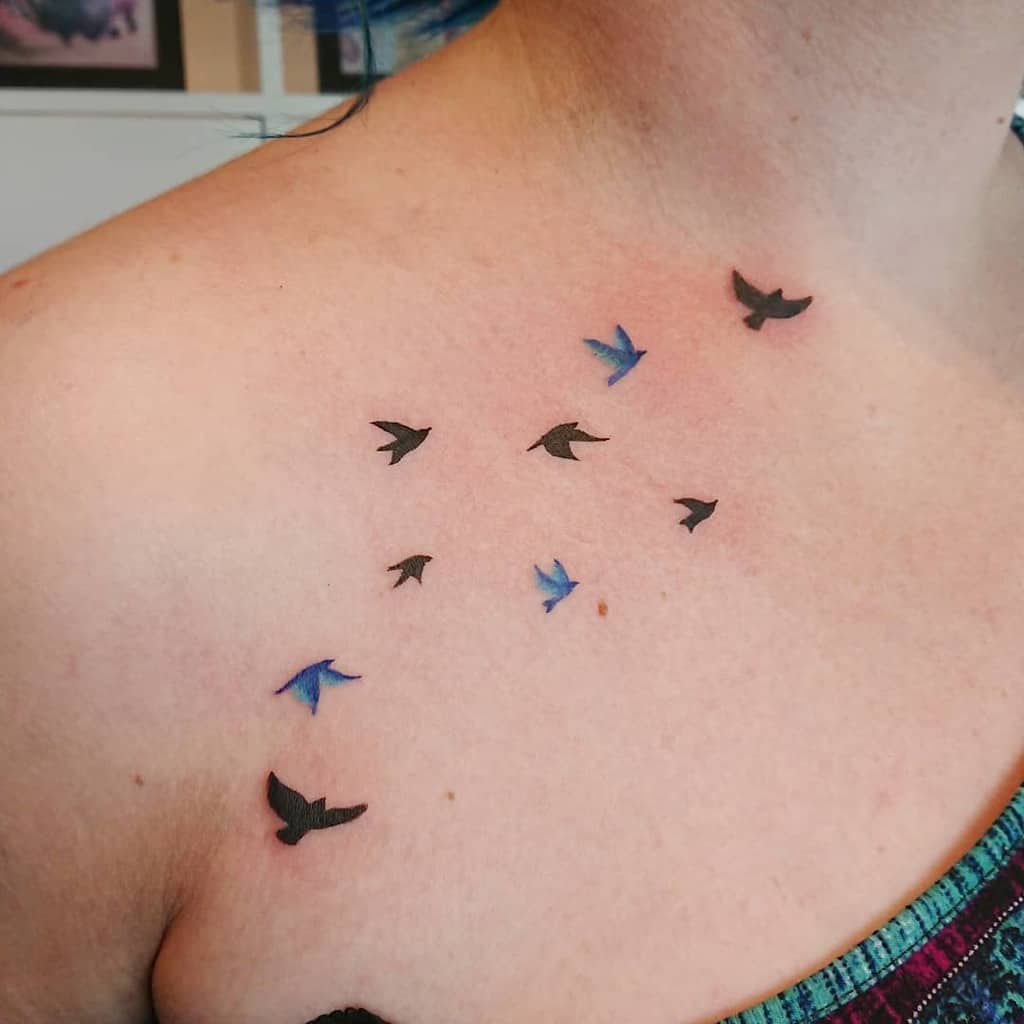 Tatouages d'épaules de petits oiseaux Lucy Tatts