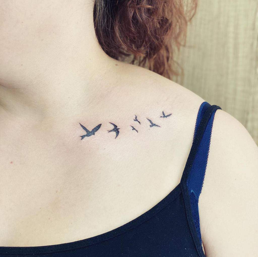 Tatouages d'épaules de petits oiseaux Rowenas Tattoo Art