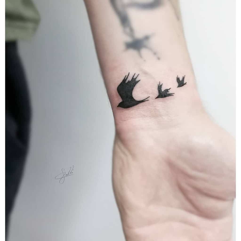 Tatouages de poignets de petits oiseaux Calli Tattoo
