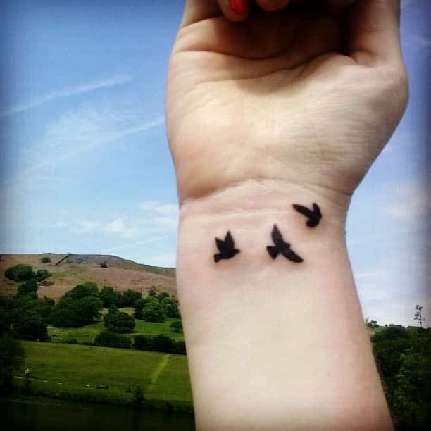 Tatouages de poignets de petits oiseaux Kateashley93