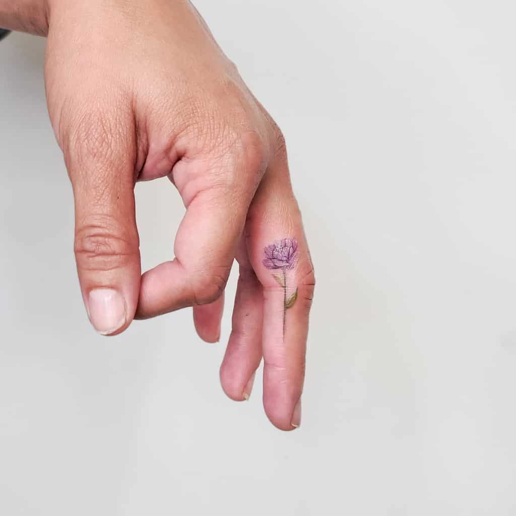 Tatouages aux petits doigts de Sherriaustria