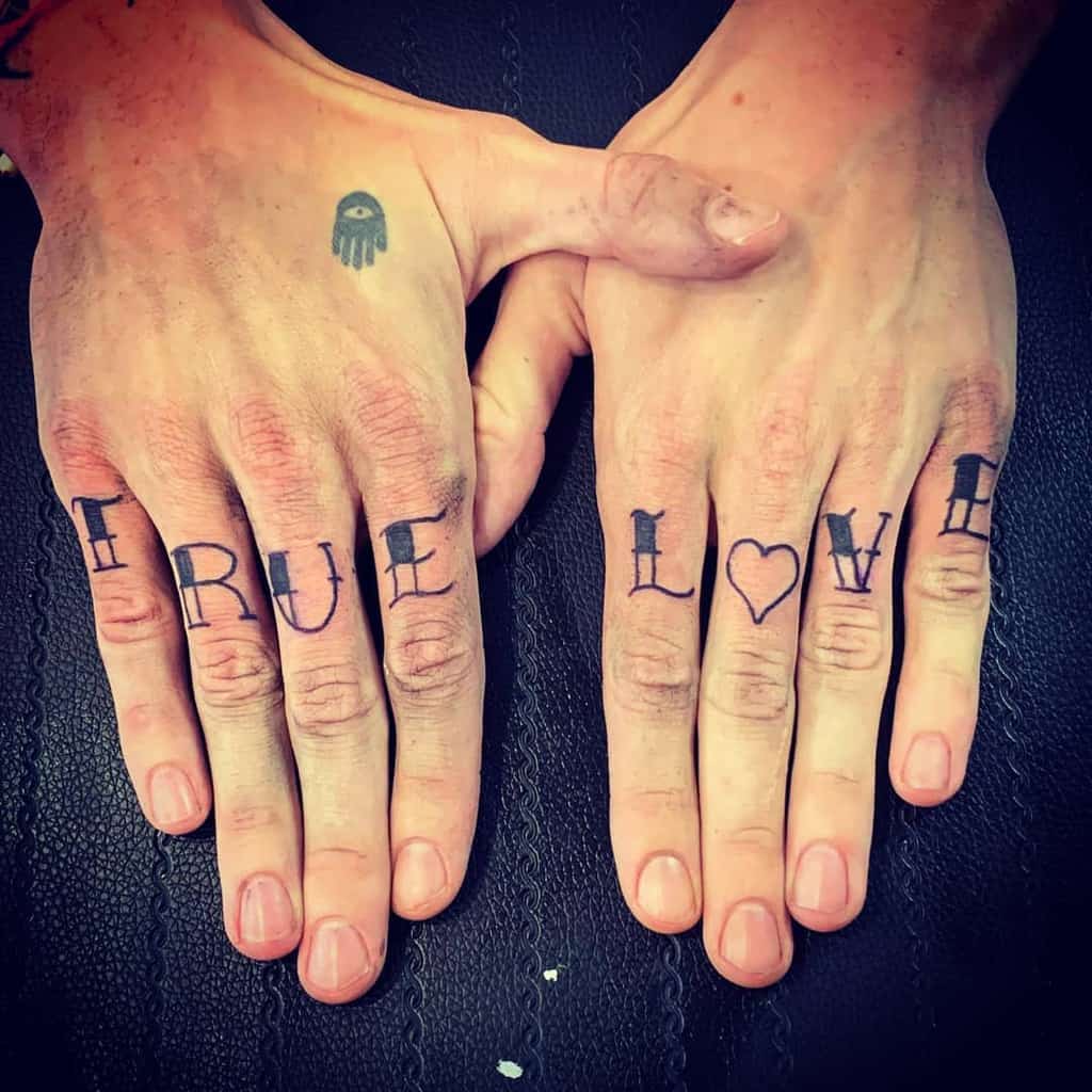 Tatouages de doigts de petits mots happy_ink.tattoo