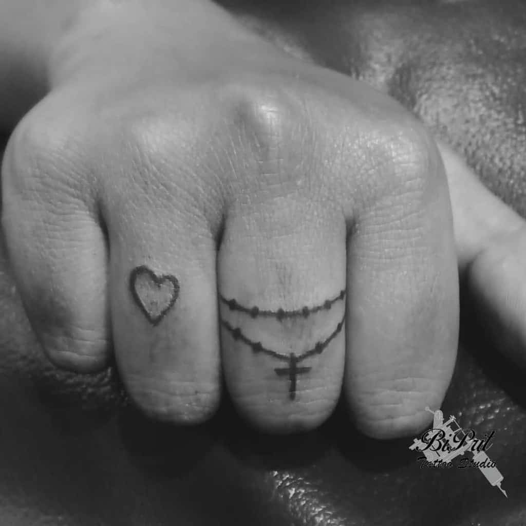 Tatouages des doigts du petit coeur biprit_tattoo_studio