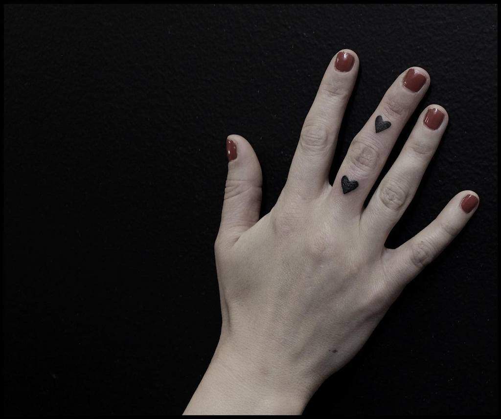 Tatouages de petits doigts de coeur magdalenasky