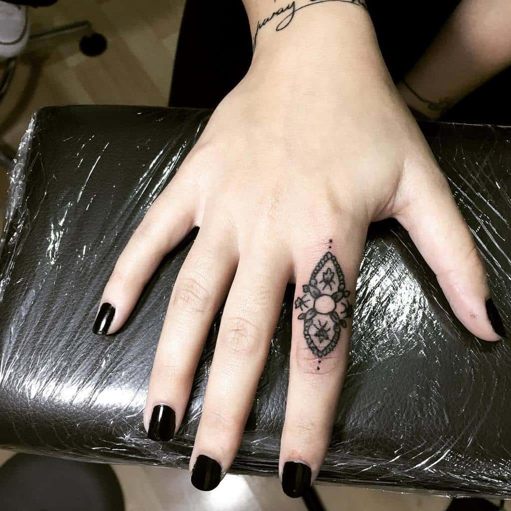 Petits tatouages de doigts en ornement de mandala tbrttt
