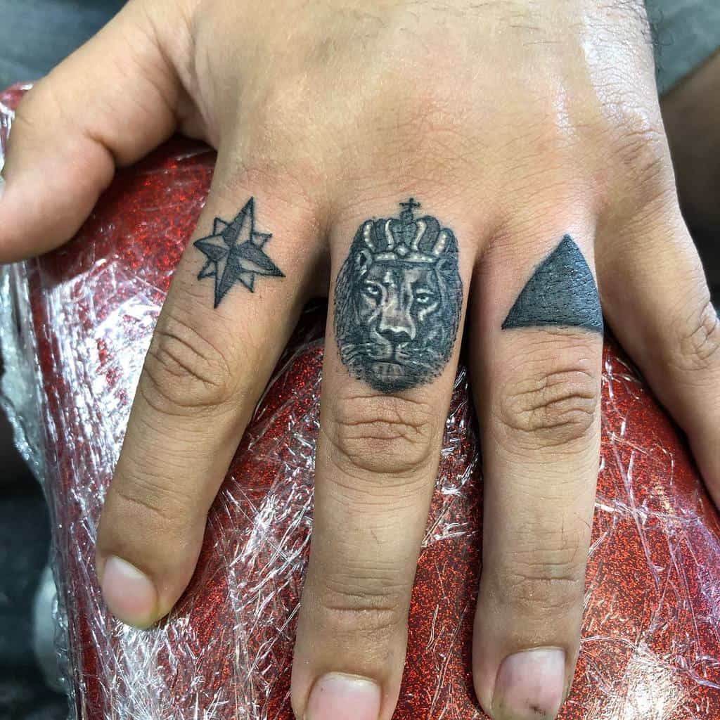 Tatouages au doigt des petits hommes tatoués37