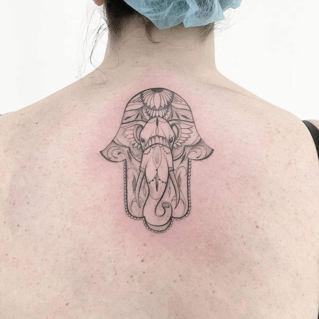 Tatouage de dos de petit éléphant Tatouage de Daniela Giorgione