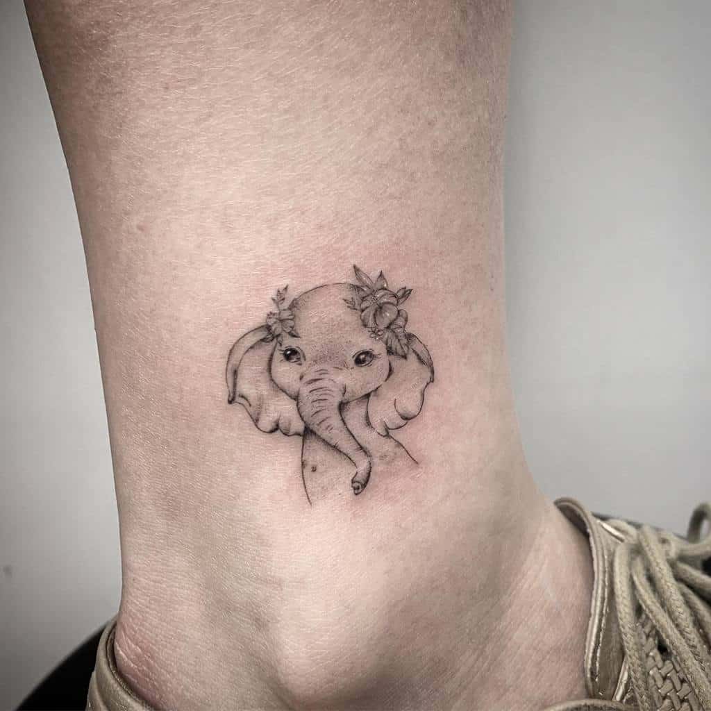 Tatouage de la cheville d'un petit éléphant Dtayehtattoo