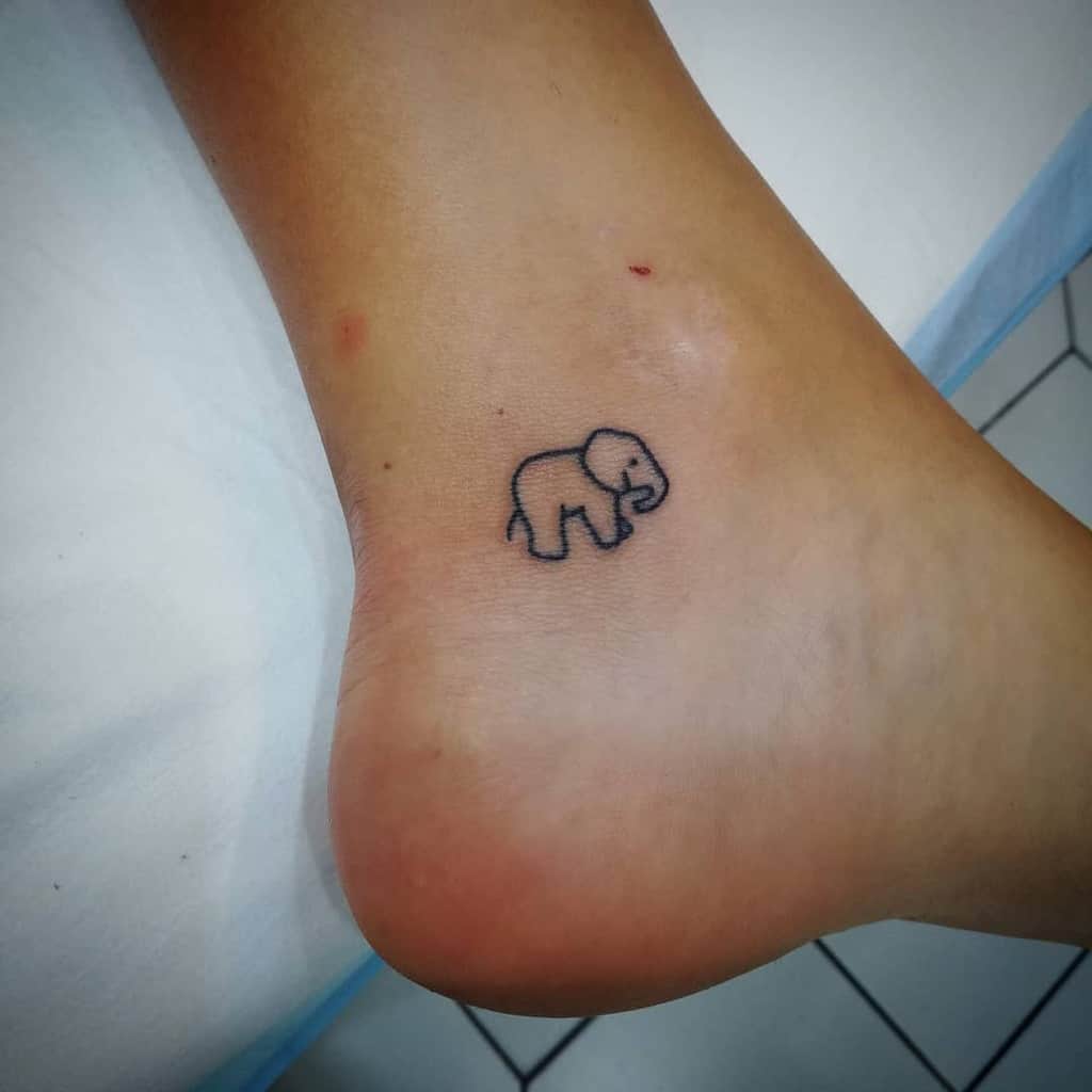 Tatouage de la cheville d'un petit éléphant Thaibambootattoo