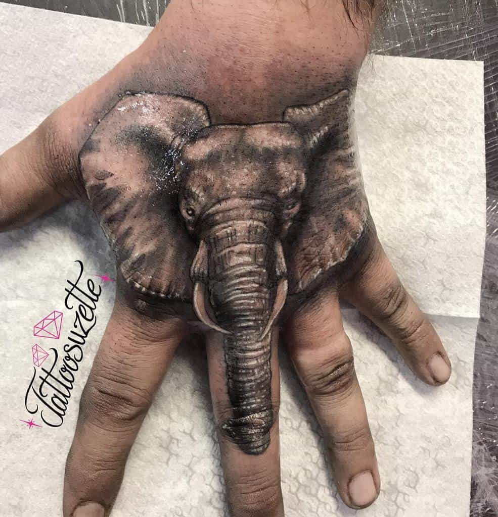 Tatouage d'un petit éléphant noir