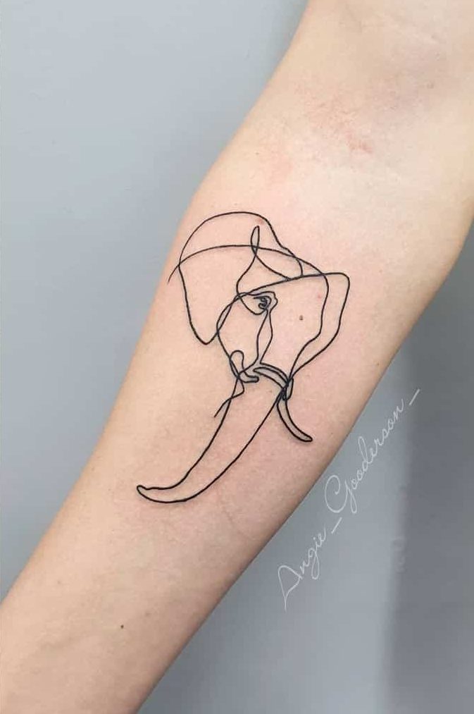 Tatouage d'avant-bras de petit éléphant Angie Gooderson