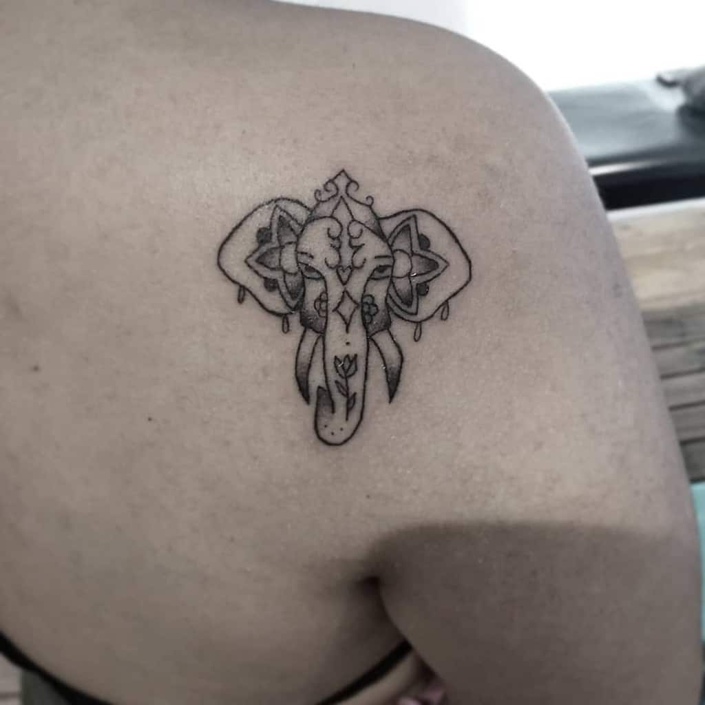 Tatouage de l'épaule d'un petit éléphant Jesi.f.tattoo