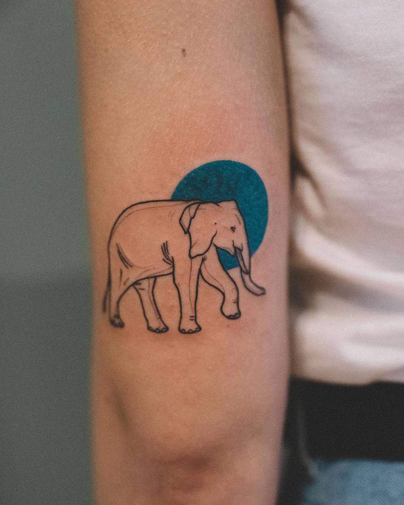 Tatouage du bras supérieur d'un petit éléphant Rodrigomtattoo