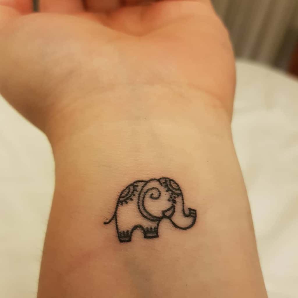 Tatouage du poignet d'un petit éléphant Aleinwonderland9087