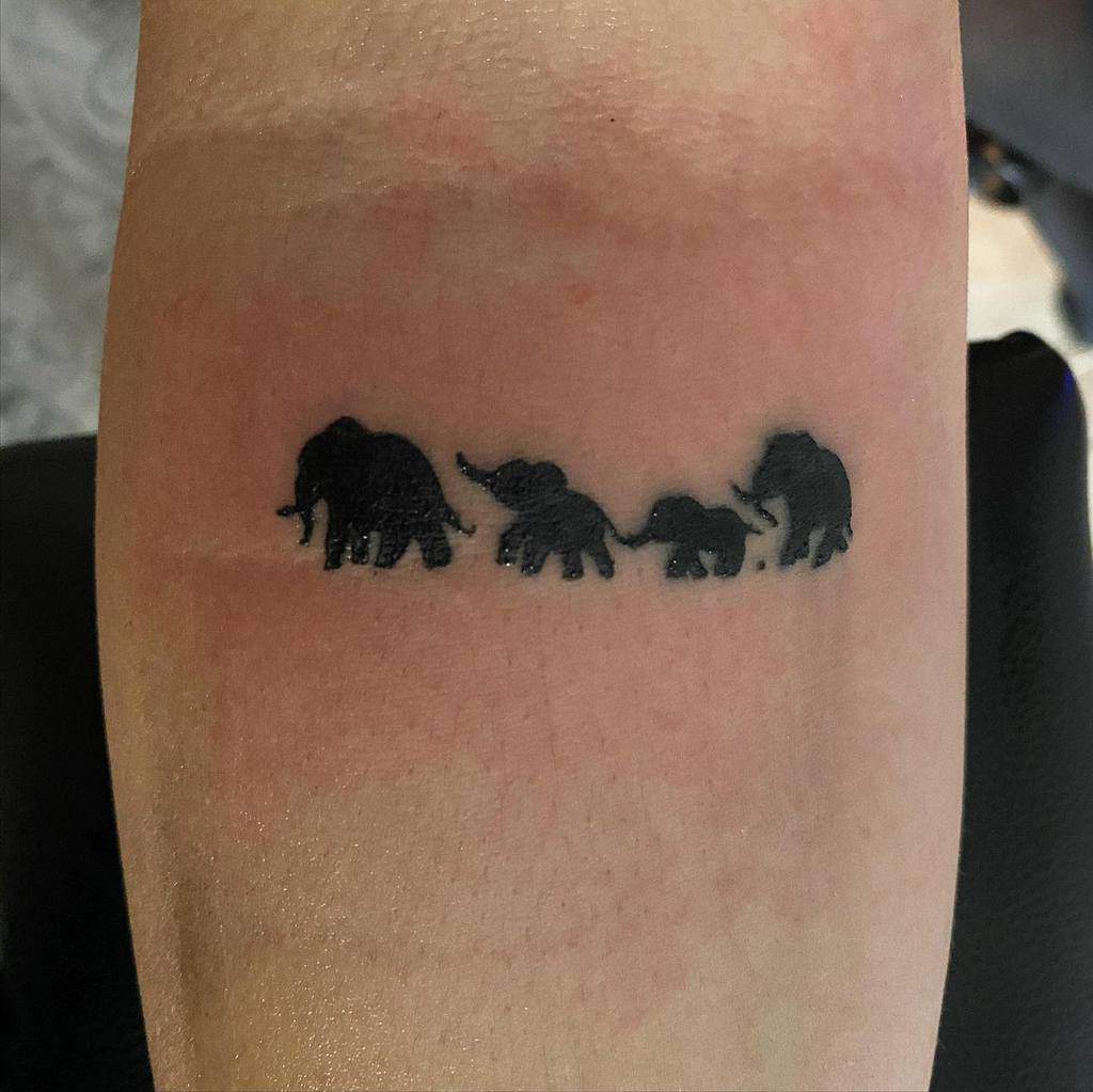 Tatouage de l'avant-bras d'un petit éléphant Spookytats