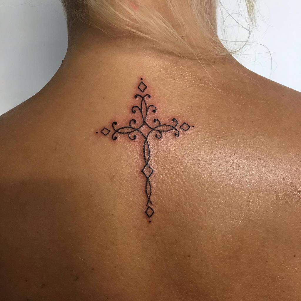 Petit tatouage de dos de croix Oliverkruegertattooartist