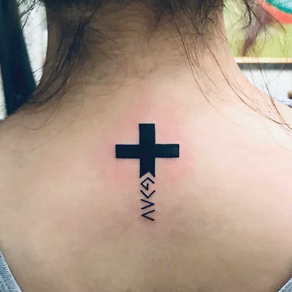 Tatouage du dos de la petite croix Dubaitattooallday