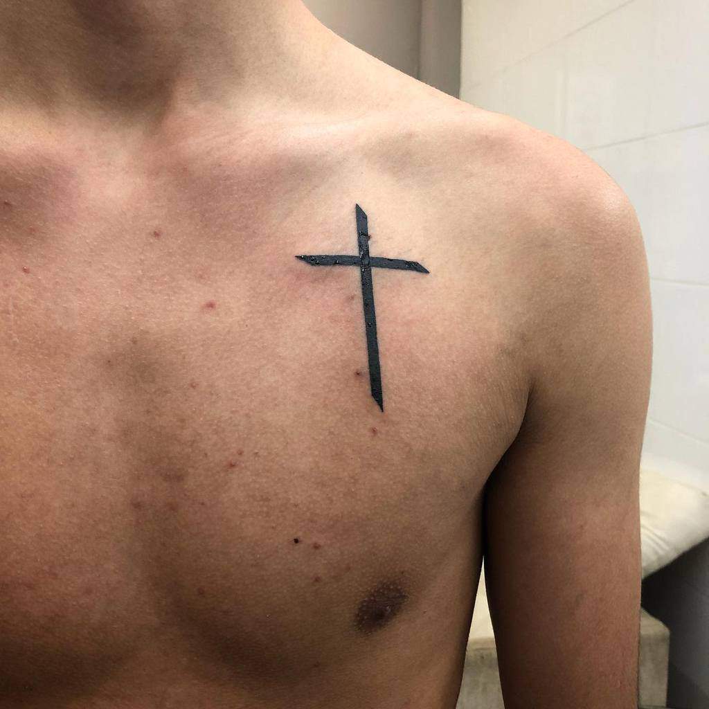 Tatouage de la petite poitrine en croix Miriantattoo