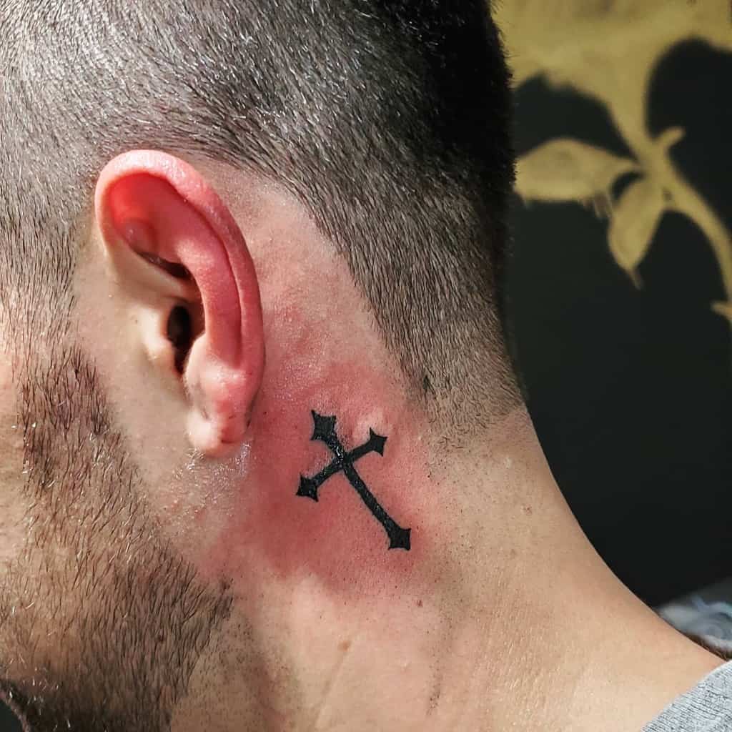 Tatouage d'une petite croix sur le cou d'une oreille 1 Ranchos Ink